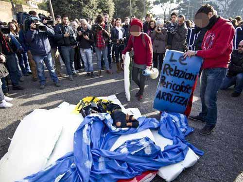 Foto Manifestanti studenti la Roma (c) roma.corriere.it